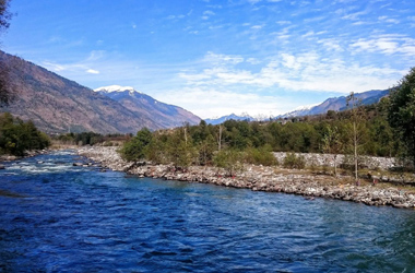 Manali to Chandratal Lake Tour beas river